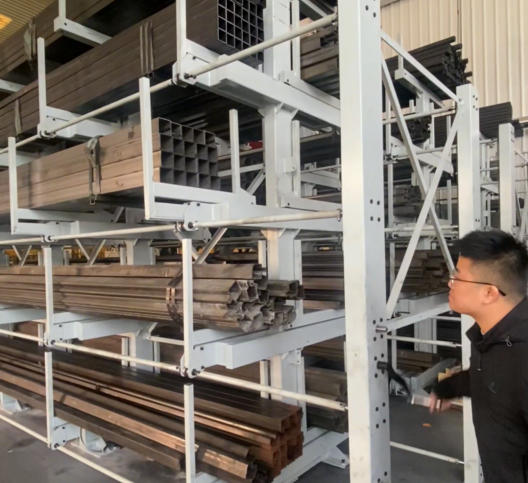 Cantilevered pipe racking
