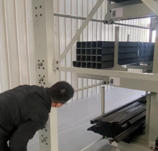 Heavy-Duty Cantilever Racking for Metal Tubes and Pipes